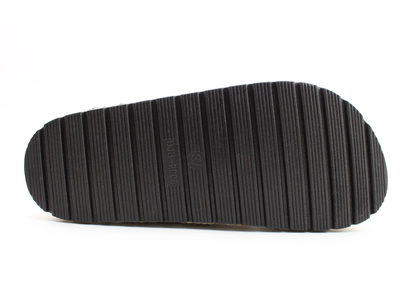 The image shows the underside of a vegan-friendly sandal with horizontal grooves and embossed size markings in the centre.