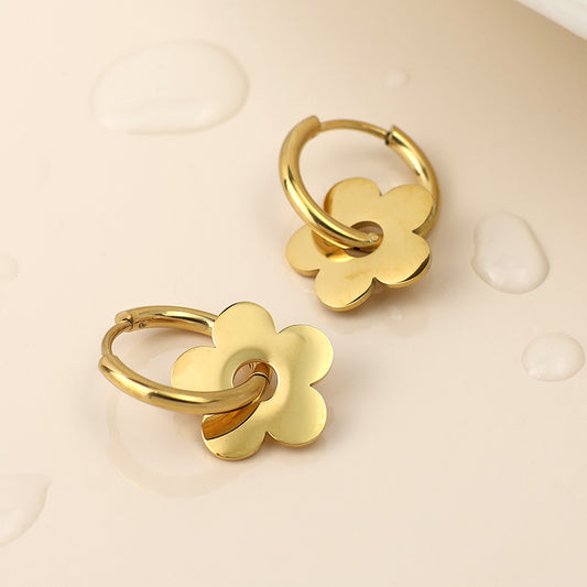A pair of gold-plated earrings featuring delicate flowers, these mismatched earrings lend a charming touch to any outfit.